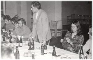 29.04.1974 r. – Bursa w Zielonce, zakończenie ćwiczeń terenowych z urządzania lasu; stoi prof. Bohdan Ważyński, obok od lewej dr Jan Kukuła