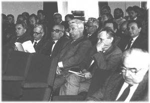 27-28.04.1984 R. – Bursa w Laskach (LZD Siemianice), sympozjum „Ochrona i zagospodarowanie drzewostanów pogradacyjnych w Polsce”; siedzą (od prawej) prof. Karol Mańka, prof. Jerzy Wiśniewski, prof. Witold Mucha, prof. Edward Żółciak, prof. Konrad Magnuski, prof. Bohdan Ważyński