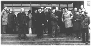 27-28.04.1984 r. – uczestnicy sympozjum „Ochrona i zagospodarowanie drzewostanów pogradacyjnych w Polsce” przed bursą w Laskach (LZD Siemianice); Od lewej – prof. Bohdan Ważyński, prof. Jacek Michalski, dr Andrzej Sokołowski, prof. Bolesław Rutkowski (Katedra Urządzania AR w Krakowie)