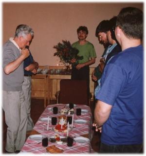 Mariusz Zasadziński – z kwiatami (pracownik Katedry w latach 1992-1994) obchodzi urodziny w bursie studenckiej w Laskach (LZD Siemianice), życzenia składa (pierwszy z lewej) prof. Bohdan Ważyński 