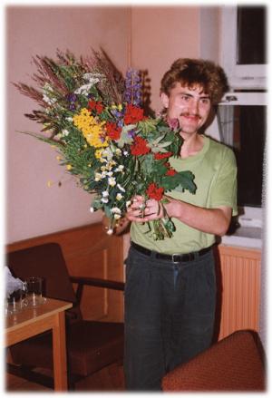 Mariusz Zasadziński – z kwiatami (pracownik Katedry w latach 1992-1994) obchodzi urodziny w bursie studenckiej w Laskach (LZD Siemianice)