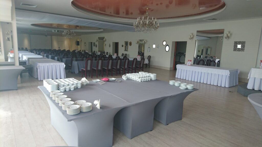 Hotel Delicjusz – sala bankietowa z ustawieniem stołów
